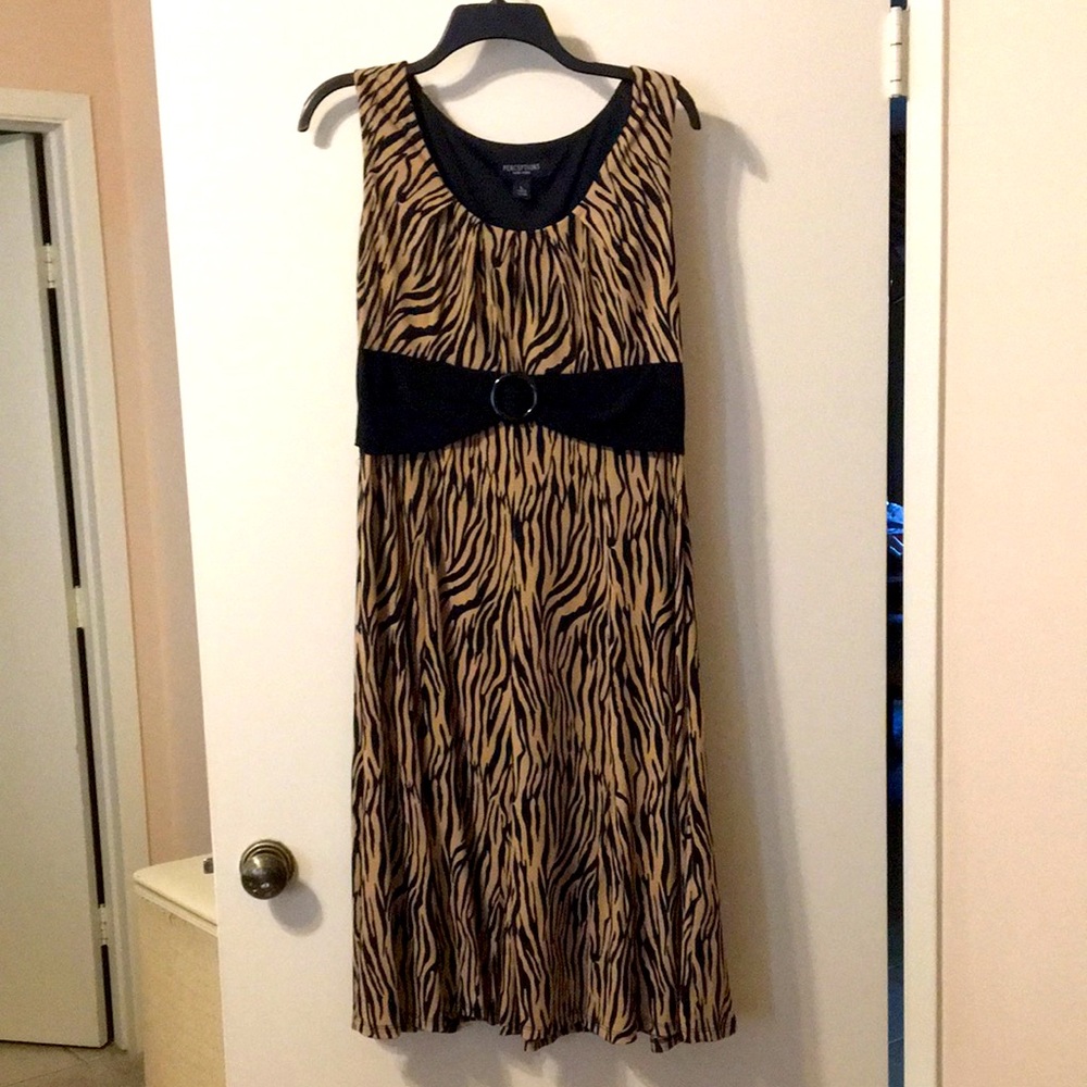 Sleeveless animal print dress. Empire waist.